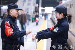 铁警夫妻站台相见 480秒团聚 春运里的短暂相聚