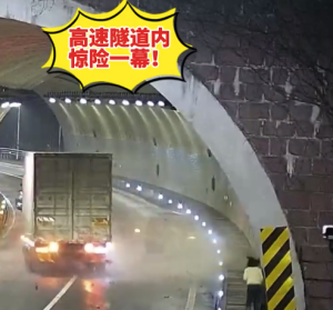 交警一通电话救4条人命 轿车抛锚4人下车20秒后车被撞成废铁