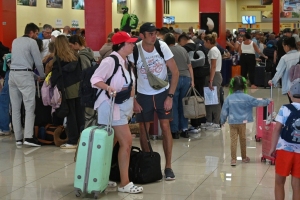 美国封锁"窒息"古巴旅游业 航班取消游客受阻