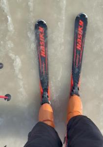 山东多地回暖 网友称滑雪变滑水 雪场重新压雪应对