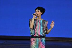 王菲春晚表演 女儿发“挖嘞个亲娘” 岁月流转歌声依旧