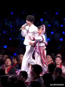 周深牵着高山族小朋友走向大团圆 跨越山海的深情期盼