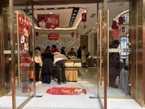 打金师傅：没见过这么疯狂的金价 黄金热潮席卷小城