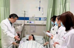 丈夫准备给诞下5胞胎老婆送黄金 用爱守护生命奇迹