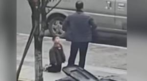 男子骑车发现垃圾桶内有小孩 父亲极端惩罚引热议