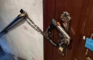 律师谈老人行为异常扰民三年 邻居苦不堪言