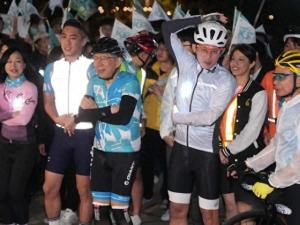 冒雨夜骑抵高雄 柯文哲喊不屈服 挑战精神不灭