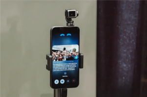 全球首款机器人手机亮相 荣耀Robot Phone震撼发布