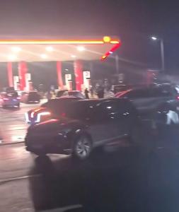 山西临汾一服务区撒满铁屑 货车散落致多车受损