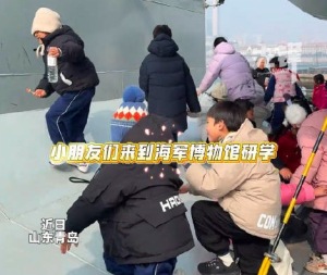 军舰变滑梯这一幕太治愈了