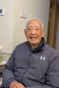 98岁老人在西湖边与外国人飙英语 活到老学到老