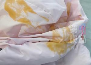 女子就餐拿错凳子遭人泼汤 监控拍下全过程引发热议