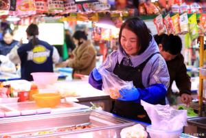 老伴治病欠30万82岁奶奶摆摊还债 诚信十年如一日