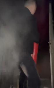 辅警火场逆行背出八旬老人 英勇行为获赞誉