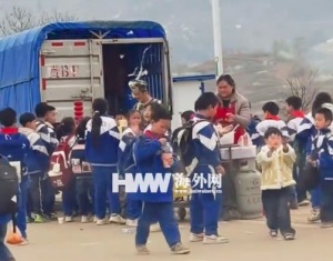 大哥卖棉花糖翻车 小朋友尽情玩耍