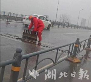 外卖小哥车流中徒手扶起翘起钢板 暴雨中的逆行者