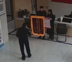 女子遗失存5000张孩子照片手机失眠 民警全力寻回珍贵回忆