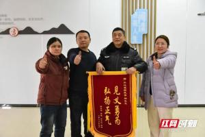 民警勇救落水祖孙后悄然离开 无名英雄终被认出