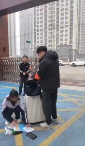 徐州一学校入校搜包引热议 校园安全与尊重如何平衡