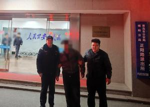 小伙失恋欲轻生民警假扮路人拽回 温情救援挽回生命