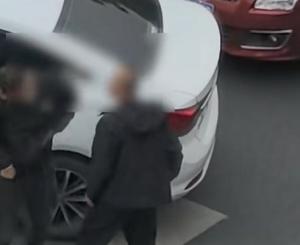 两男子开车起争执互喷口水 冲动是魔鬼