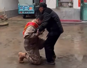 感动！九旬爷爷奶奶送孙子入伍动人一幕