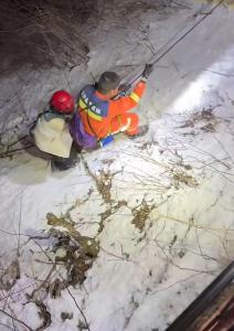 女子老君山坠崖超12小时获救 深夜救援成功