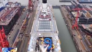 直击第二艘国产大型邮轮出坞 巨轮顺利移泊码头