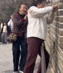 张某霞姐妹成功引起警方注意 刻字行为遭谴责