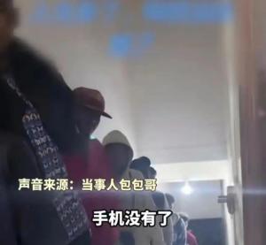中国男子在非洲开“手机网吧” 小本生意火爆异常