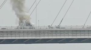 武汉二七长江大桥一面包车起火 大火被及时扑灭