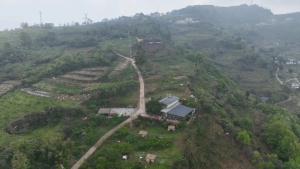 73岁骑友旅游抄近路摔倒身亡 乡村道路安全引争议