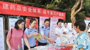 女子拿氢气球乘公交被拒载 安全规定引发争执