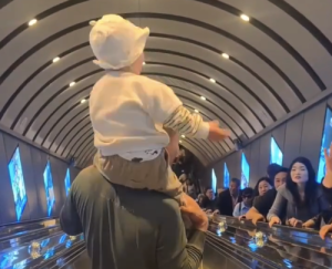 宝宝在电梯上用飞吻回礼