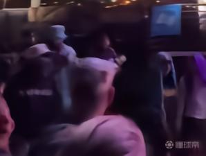 汉密尔顿被拍到与卡戴珊一同参加音乐节 共赏比伯演出