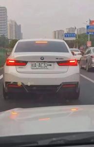 绿牌改白底黑字违法 车主追求个性反成违法