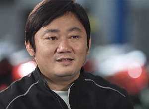 张雪回应交警打鸡血质问 执法争议引热议