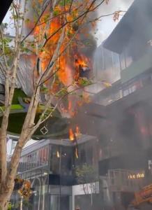 苏州一商场装饰物发生火情 消防已到场处理