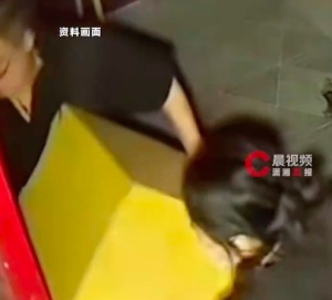 寺院功德箱凌晨被2人搬走 警方回应