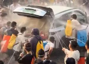 西双版纳泼水节汽车遭拉开门喷水 车内湿透引发争议