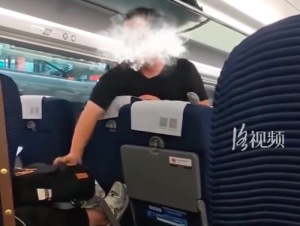 男子想把座椅往后靠被后排乘客蹬住 12306：后排不用餐时前排座椅可向后倾斜