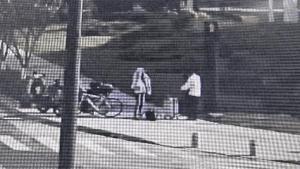 两男子脱衣蒙面偷电动车被抓 自以为是的“聪明”反被捉