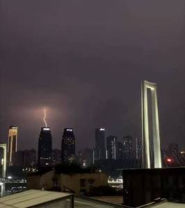 时代峰峻大楼被雷劈了 全网“玄学”狂欢