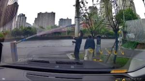 女子贴着道闸穿行被抬杆碰伤 行人未走人行道引发争议