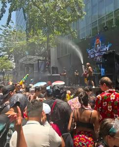 中国女子在泰国泼水节被莫名滋水 遭遇不愉快经历