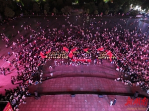 麻阳万人助威张雪机车出征WSBK 家乡情燃激情赛场