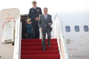 王毅董军抵达柬埔寨 汪文斌迎接！