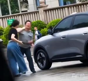 女车主与保安冲突案仍在进一步调查 双方均有过错