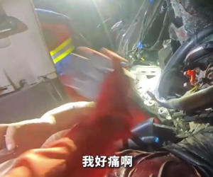 男子车祸被困接母亲电话哭喊妈妈好痛