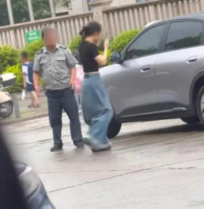 律师谈女子踹保安后被扇耳光 正当防卫之争